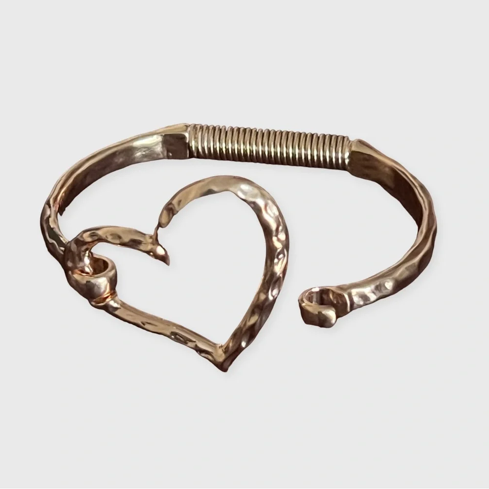 Gold Heart-Shaped Women's Bracelet - Picture 6 of 7